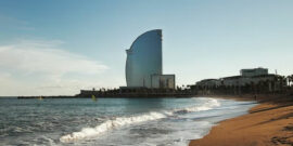 Explorez les meilleures plages de Barcelone en voiture de location